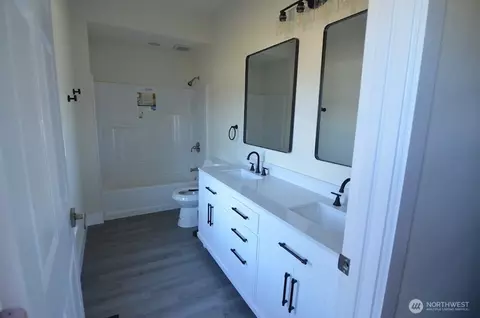 Bath - 15508 Meade Mccumber Rd E, Sumner, WA 98390 photo 2 of 4