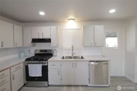 Kitchen - 16801 10th Ave E, Spanaway, WA 98387 photo 2 of 3
