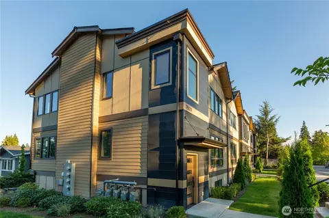 7528 215th St SW #103, Edmonds, WA 98026