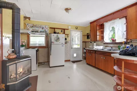Kitchen - 36806 320th Ave SE, Enumclaw, WA 98022 photo 2 of 3