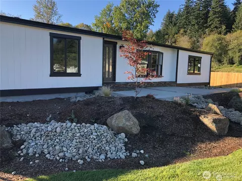 613 N 5th St, Elma, WA 98541