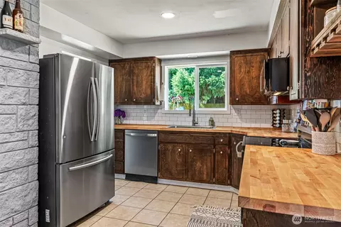 Kitchen - 3226 Maple St, Longview, WA 98632 photo 2 of 4