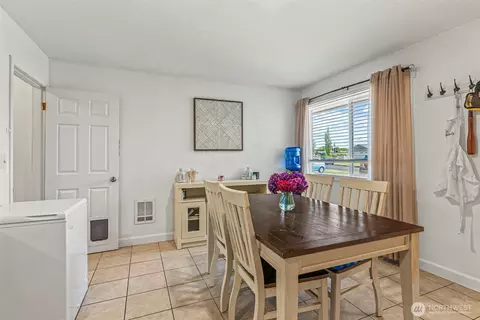 Dining - 3226 Maple St, Longview, WA 98632 photo 3 of 4