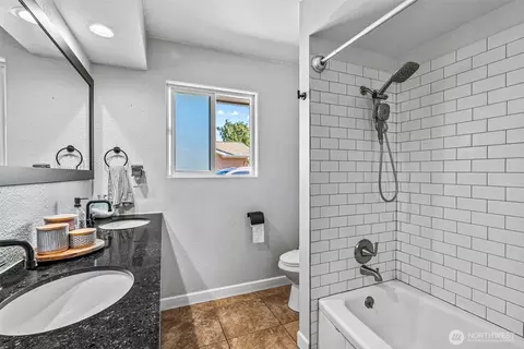 Bath - 3226 Maple St, Longview, WA 98632 photo 2 of 3