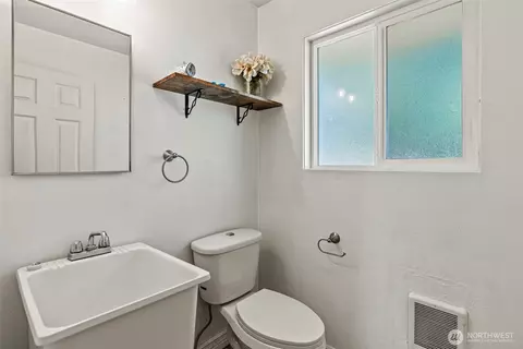 Bath - 3226 Maple St, Longview, WA 98632 photo 3 of 3