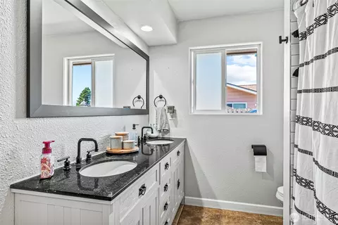 Bath - 3226 Maple St, Longview, WA 98632 photo 1 of 3