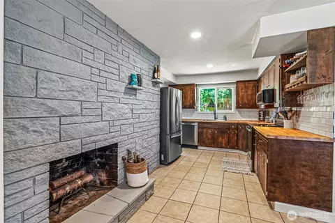 Kitchen - 3226 Maple St, Longview, WA 98632 photo 3 of 4