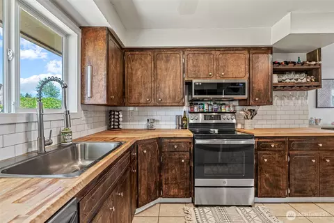 Kitchen - 3226 Maple St, Longview, WA 98632 photo 4 of 4