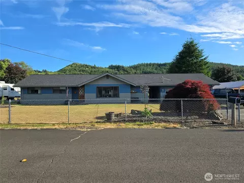 2352 Pacific St, Raymond, WA 98577