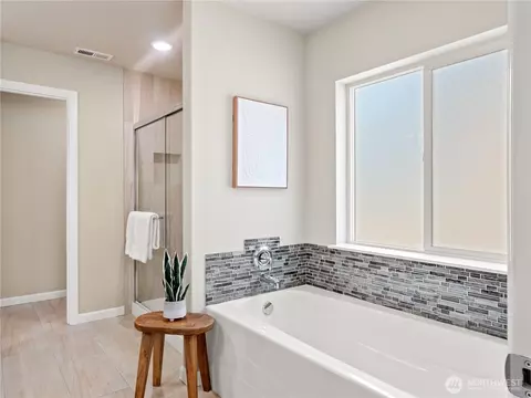 Bath - 3923 186th Pl SE, Bothell, WA 98012 photo 3 of 6