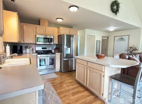 Kitchen - 304 SW Coplan St, Orting, WA 98360 photo 3 of 7