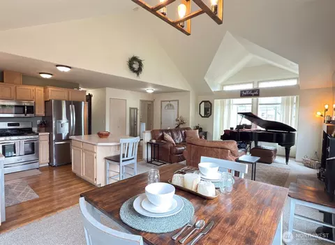 Dining - 304 SW Coplan St, Orting, WA 98360 photo 1 of 2