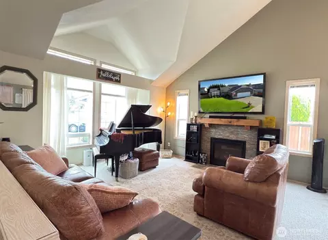 Living - 304 SW Coplan St, Orting, WA 98360 photo 2 of 2
