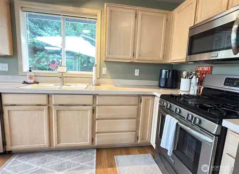 Kitchen - 304 SW Coplan St, Orting, WA 98360 photo 5 of 7