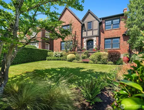 324 W Kinnear Pl, Seattle, WA 98119