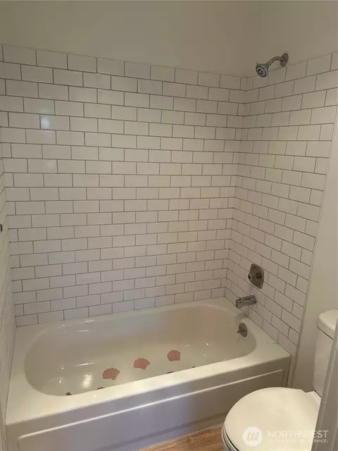 Bath - 820 Cady Rd #J305, Everett, WA 98203 photo 2 of 3