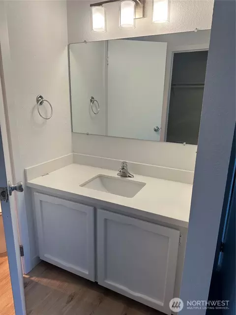 Bath - 820 Cady Rd #J305, Everett, WA 98203 photo 1 of 3