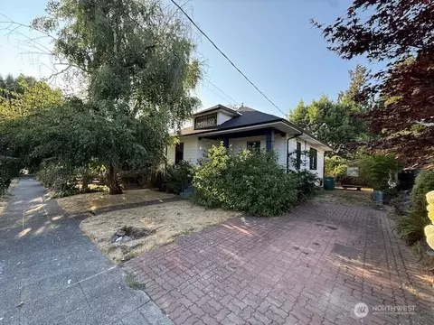 546 N 81st St, Seattle, WA 98103