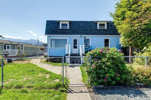 812 W 4th St, Port Angeles, WA 98363