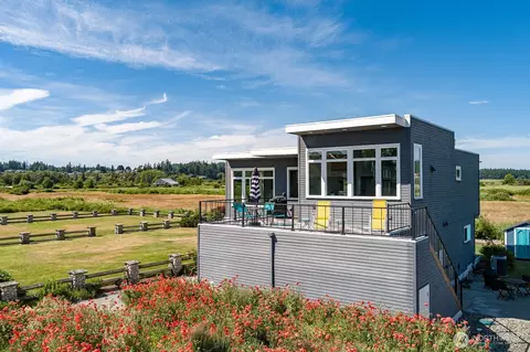 2573 Sunlight Beach Rd, Clinton, WA 98236