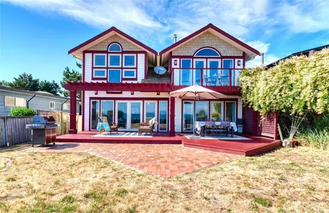 1453 Edwards Dr, Point Roberts, WA 98281