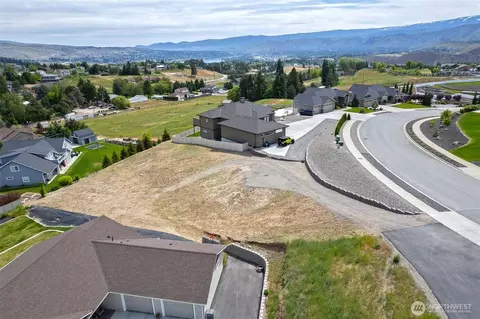 858 Autumn Crest Dr, Wenatchee, WA 98801