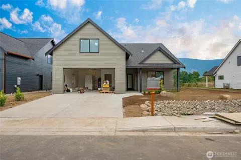 714 E 5th St, Nooksack, WA 98276