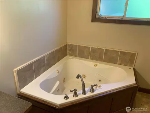 Bath - 3037 Massey Rd, Everson, WA 98247 photo 2 of 2