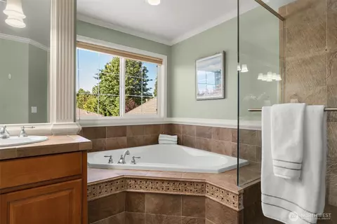 Bath - 2022 240th Pl SE, Bothell, WA 98021 photo 5 of 5