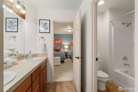 Bath - 2022 240th Pl SE, Bothell, WA 98021 photo 2 of 5