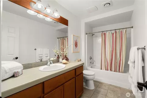 Bath - 2022 240th Pl SE, Bothell, WA 98021 photo 3 of 5