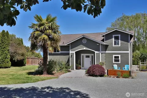 6631 Humphrey Rd, Clinton, WA 98236