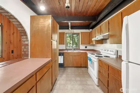 Kitchen - 39609 188th Ave SE, Enumclaw, WA 98022 photo 1 of 2