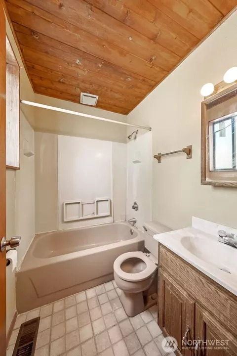 Bath - 39609 188th Ave SE, Enumclaw, WA 98022 photo 1 of 1