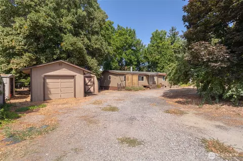 715 10th St NE, East Wenatchee, WA 98802