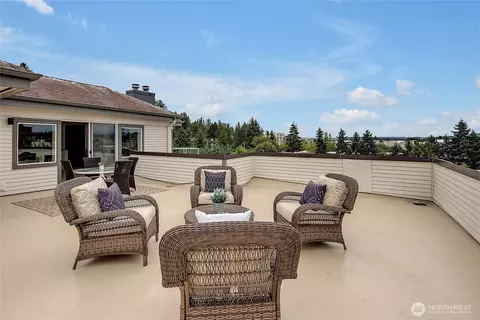 2760 76th Ave SE #701, Mercer Island, WA 98040
