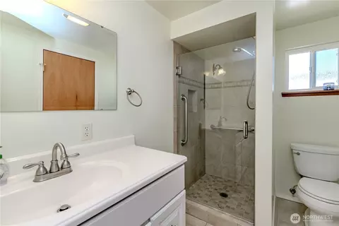 Bath - 16632 35th Ave S, Seatac, WA 98188 photo 1 of 2