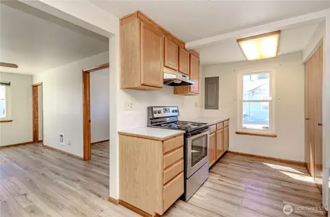 Kitchen - 16632 35th Ave S, Seatac, WA 98188 photo 2 of 4