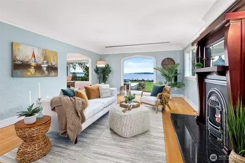 Living - 3621 Shore Ave, Everett, WA 98203 photo 1 of 4