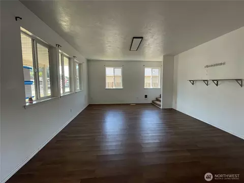 Living - 911 SW Front St, Winlock, WA 98596 photo 1 of 3