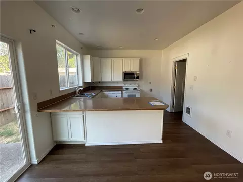 Kitchen - 911 SW Front St, Winlock, WA 98596 photo 1 of 2