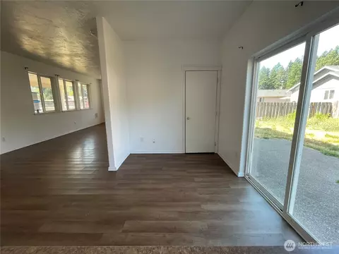 Living - 911 SW Front St, Winlock, WA 98596 photo 3 of 3