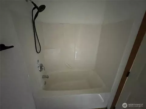Bath - 911 SW Front St, Winlock, WA 98596 photo 4 of 6