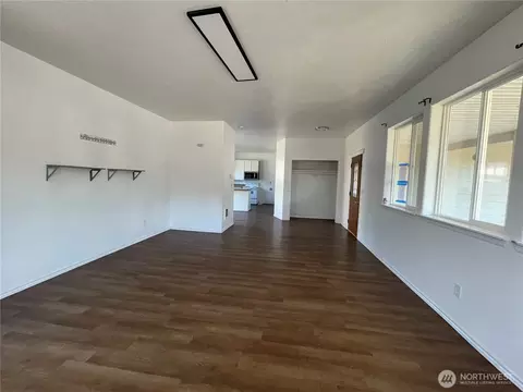Living - 911 SW Front St, Winlock, WA 98596 photo 2 of 3