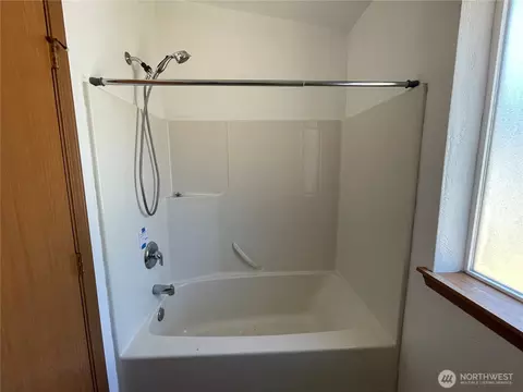 Bath - 911 SW Front St, Winlock, WA 98596 photo 6 of 6