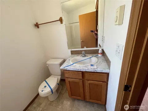 Bath - 911 SW Front St, Winlock, WA 98596 photo 5 of 6