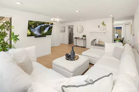 Living - 15406 119th Ave NE, Bothell, WA 98011 photo 1 of 4