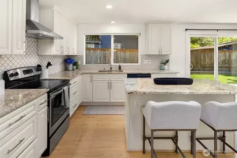 Kitchen - 15406 119th Ave NE, Bothell, WA 98011 photo 3 of 5
