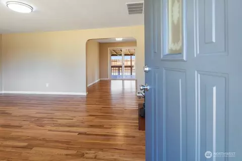 Entry Way - 3338 Pine St, Longview, WA 98632 photo 1 of 2