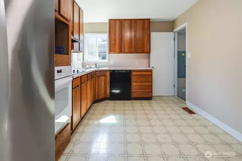 Kitchen - 3338 Pine St, Longview, WA 98632 photo 1 of 2
